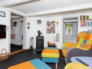 TV a/nebo společenská místnost v ubytování 4 person holiday home in Nykøbing M-By Traum