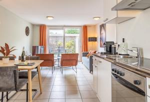 cocina y sala de estar con mesa y comedor en Aanloop 22 en Domburg