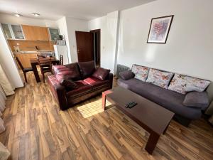 un soggiorno con divano e tavolo di Ramada 2 - Apartment a Bansko