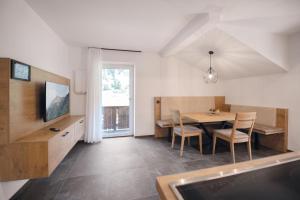 a kitchen and dining room with a table and chairs at Living Miramor in Racines