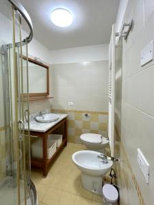bagno con 2 lavandini, servizi igienici e doccia di Case Stevanato appartamento Mia a Noale