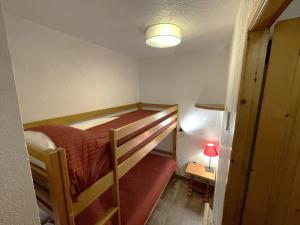 Katil dua tingkat atau katil-katil dua tingkat dalam bilik di Appartement Les Menuires, 2 pièces, 4 personnes - FR-1-452-73