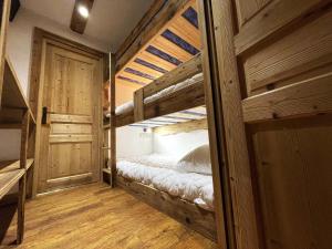 - deux lits superposés dans une chambre dans l'établissement Appartement Les Menuires, 3 pièces, 6 personnes - FR-1-452-276, aux Menuires