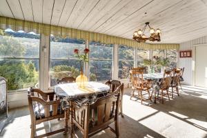 uma sala de jantar com mesa e cadeiras e janelas grandes em Fishing Paradise in Saratoga on 160 Private Acres! em Saratoga
