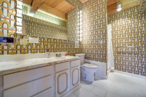 uma casa de banho com um lavatório e um WC. em Fishing Paradise in Saratoga on 160 Private Acres! em Saratoga