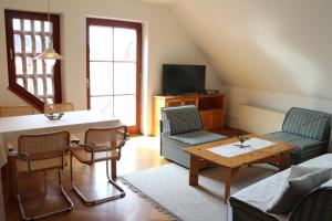 ein Wohnzimmer mit einem Sofa und einem Tisch in der Unterkunft Provianthaus in Bad Radkersburg