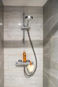 eine Dusche mit einem an der Wand befestigten Schlauch in der Unterkunft Country Cottage - Apple Pie Luxury Escapes in Bere Alston + 16 Fotos