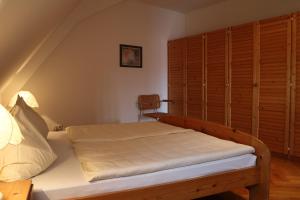 ein Schlafzimmer mit einem Bett und einem großen Schrank in der Unterkunft Provianthaus in Bad Radkersburg