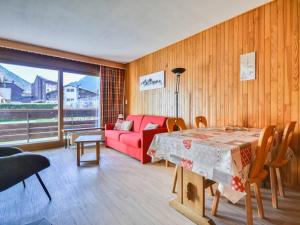 salon z czerwoną kanapą i stołem w obiekcie Studio central avec balcon sud, proche téléphériques, parking couvert inclus, pour 4 pers. - FR-1-684-19 w mieście Morzine