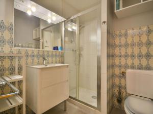 łazienka z prysznicem, umywalką i toaletą w obiekcie Studio central avec balcon sud, proche téléphériques, parking couvert inclus, pour 4 pers. - FR-1-684-19 w mieście Morzine