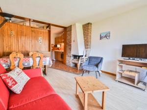 salon z czerwoną kanapą i telewizorem w obiekcie Studio central avec balcon sud, proche téléphériques, parking couvert inclus, pour 4 pers. - FR-1-684-19 w mieście Morzine