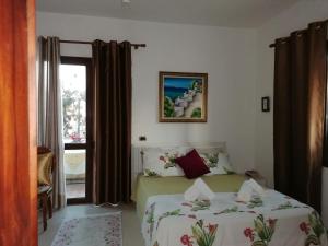 una camera con letto e porta scorrevole in vetro di Guest room near historical center a Vlorë