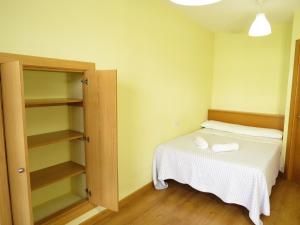 Habitación pequeña con cama y armario en SAN PEDRO 64 AP, en Lugo