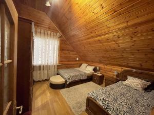 Habitación con 2 camas en una cabaña de madera en Holiday home Imanta en Riga