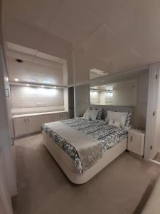 Postelja oz. postelje v sobi nastanitve Luxury Yacht Portosole