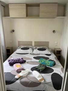 Ліжко або ліжка в номері MOBIL HOME tout confort plage et piscine près de concarneau