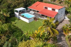 - une vue aérienne sur une maison avec une piscine dans l'établissement Spacieuse VILLA COROSSOL avec piscine, au Gosier