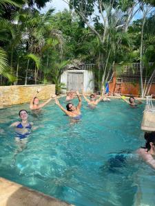 un grupo de personas en una piscina en Nopalero Hostel, en Puerto Escondido