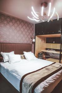 sypialnia z dużym łóżkiem i wentylatorem sufitowym w obiekcie Luxurious Apartment in center of Katowice w mieście Katowice