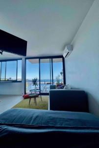 Un dormitorio con una cama y vista al mar. en Le Lodge, en Martigues