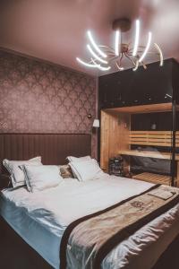 sypialnia z dużym łóżkiem i wentylatorem sufitowym w obiekcie Luxurious Apartment in center of Katowice w mieście Katowice