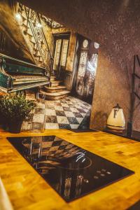 Pokój ze schodami i stołem z dywanem w obiekcie Luxurious Apartment in center of Katowice w mieście Katowice