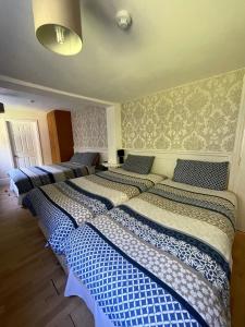 eine Reihe von Betten in einem Zimmer in der Unterkunft Bramley House in Boston