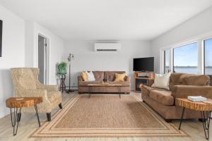 sala de estar con sofá y TV en Quinte Haven - Waterfront slice of paradise en Carrying Place