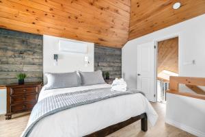 En eller flere senge i et værelse på Quinte Haven - Waterfront slice of paradise