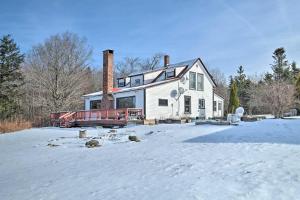 Johns Farmhouse in Mount Snow on 120 Acres! žiemą