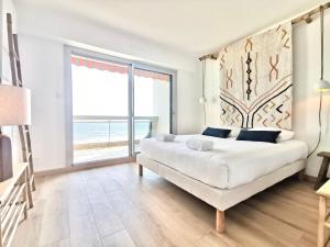 a bedroom with a bed with a view of the ocean at Vue sur mer La Baule Clara in La Baule