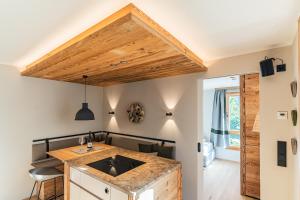 Köök või kööginurk majutusasutuses DAS KIRCHBICHL - stylisch lässig, mit eigener Sauna