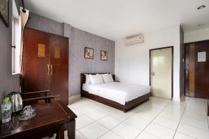 1 dormitorio con cama, mesa y escritorio en Sen Sai Gon Hotel - Ben Thanh Market, en Ho Chi Minh