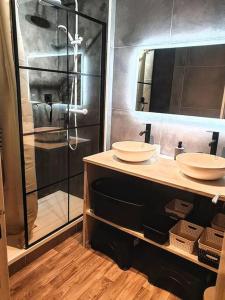 a bathroom with two sinks and a shower at La Casa Picasso in Villepinte