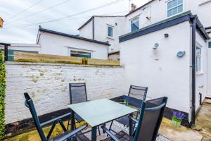 a table and chairs in front of a building at NEW! Gorgeous 2-bed home in Chester City Centre by 53 Degrees Property - Incredible location, Ideal for Small Groups - Sleeps 6! in Chester