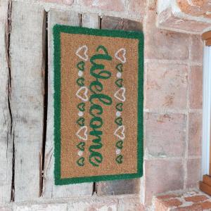 un cartello su un muro di mattoni con una scritta verde di Istanti - Rosmarino a Costigliole Saluzzo