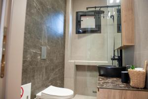 A bathroom at Lovely Guesthouse - 58m2 mountain view Még 29 kép
