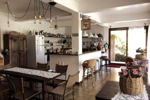 eine Küche und ein Esszimmer mit einem Tisch und Stühlen in der Unterkunft Casa em condomínio fechado na Serra Guaramiranga in Pernambuquinho