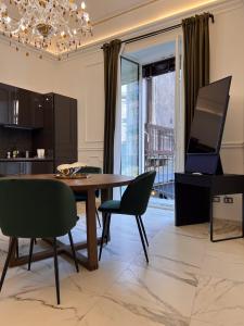 eine Küche und ein Esszimmer mit einem Tisch und Stühlen in der Unterkunft Ricci Palace Suites in Catania