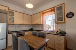 Kuchyňa alebo kuchynka v ubytovaní Deluxe Apartment LA