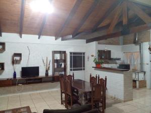 a living room with a table and chairs and a kitchen at Hospedaje Las Canelas in Wanda