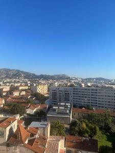 uma vista para uma cidade com edifícios e um edifício alto em Charmant type 2 au cœur de la ville em Marselha