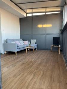 a living room with a couch and a tv at Charmant type 2 au cœur de la ville in Marseille