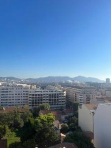 - une vue sur une ville avec des bâtiments et des arbres dans l'établissement Charmant type 2 au cœur de la ville, à Marseille