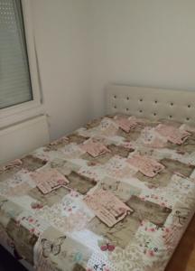 Una cama con una colcha de Hello Kitty. en Kuća Sunca, en Sarajevo