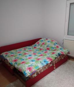 een bed met een bloemdekbed in een slaapkamer bij Kuća Sunca in Sarajevo