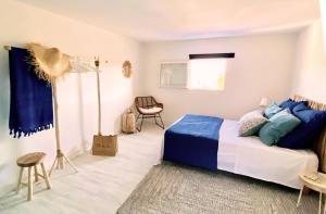 sypialnia z łóżkiem i krzesłem w obiekcie Duplex face mer . Cavalière le Lavandou 3 chambres w mieście Le Lavandou