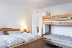 Dviaukštė lova arba lovos apgyvendinimo įstaigoje Zur Kleinen Hummel