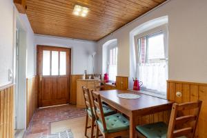 Zur Kleinen Hummel في جيرنروده هارتس: غرفة طعام مع طاولة وكراسي خشبية