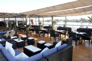 ein Restaurant mit Tischen und Stühlen auf einer Terrasse in der Unterkunft مركب ريفر River Boat in Kairo